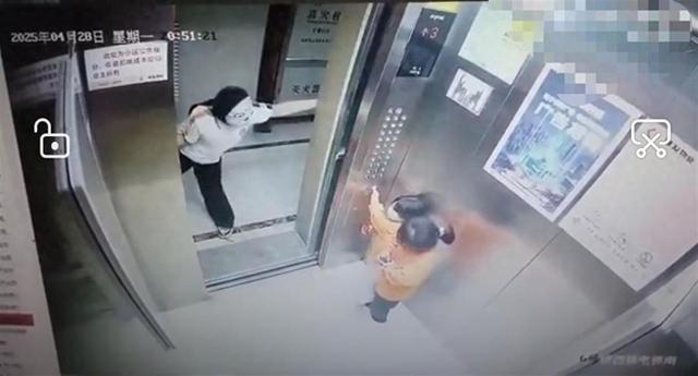 “面具女”多次恐吓电梯内两幼童，当事女孩已道歉，社区回应