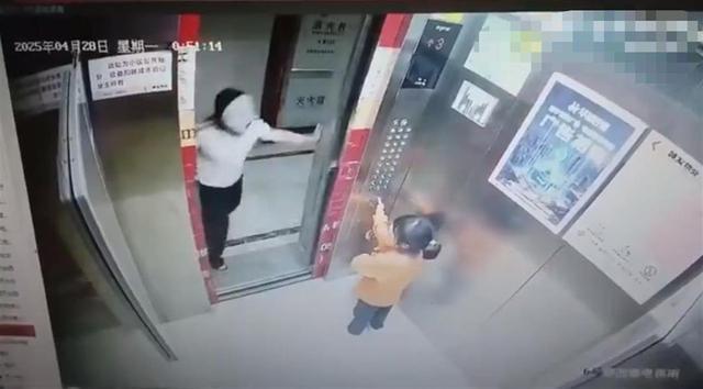 “面具女”多次恐吓电梯内两幼童，当事女孩已道歉，社区回应