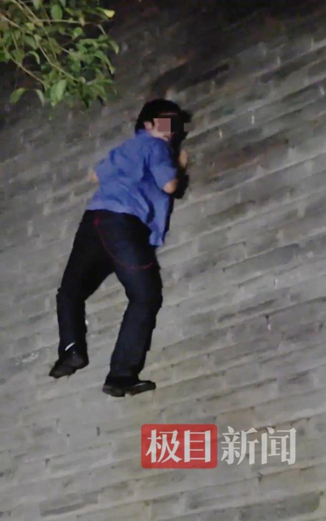 男子爬西安城墙像“岩羊” 景区回应