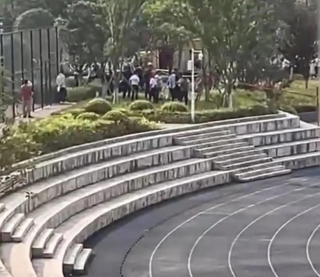 大学生坠亡化粪池 事发地现状曝光 井盖隐患引关注