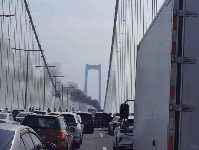 深中通道一车辆起火 现场浓烟滚滚 消防迅速响应灭火