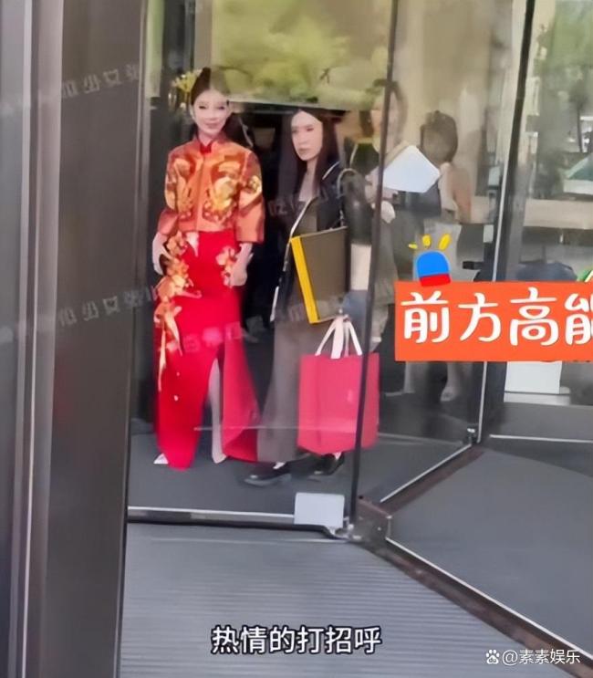 汪小菲婚礼现场曝光 新娘用手挡镜头 新婚喜悦溢于言表