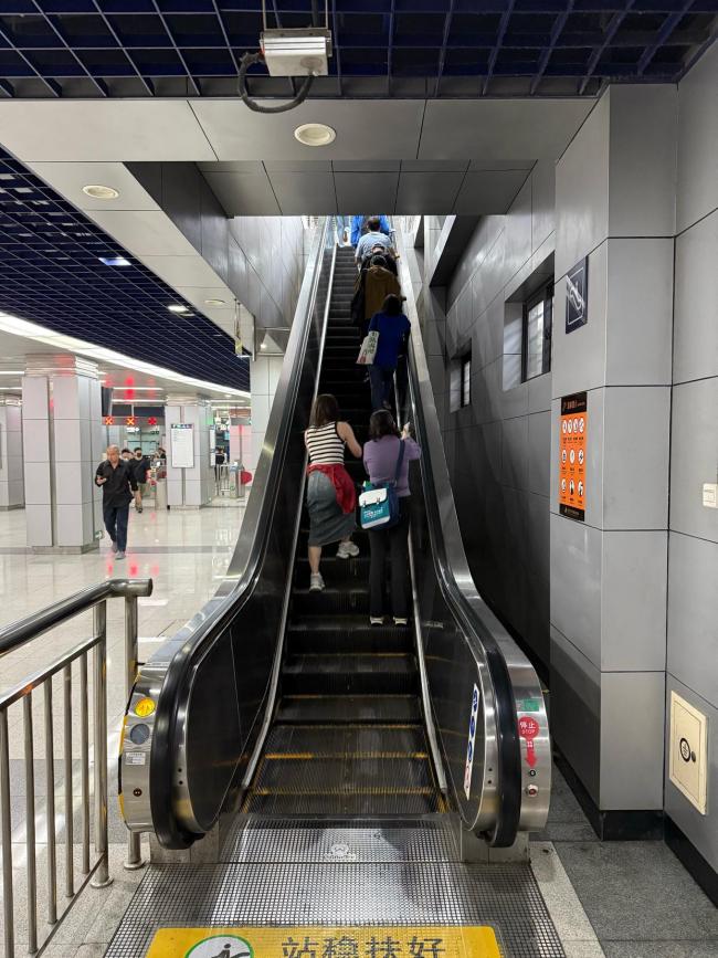 北京地铁乘扶梯不再左行右立 倡导站稳扶好