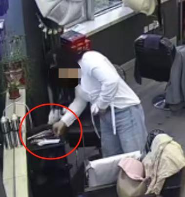 女子偷美发店千元剪刀被拘