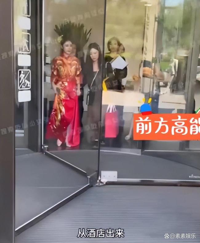 汪小菲婚礼现场曝光 新娘用手挡镜头 新婚喜悦溢于言表