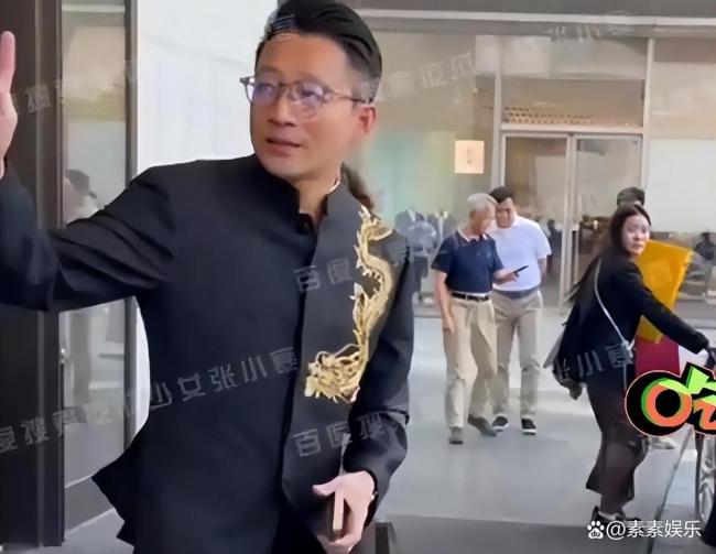 汪小菲婚礼现场曝光 新娘用手挡镜头 新婚喜悦溢于言表