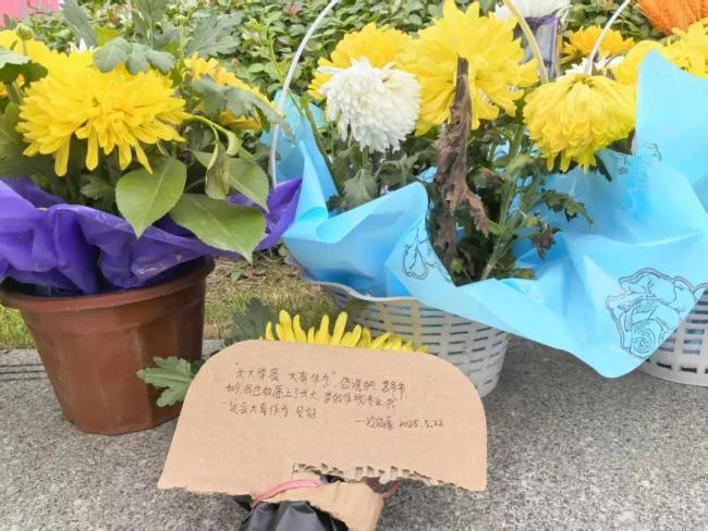 袁爷爷的墓地前摆满了鲜花 深切缅怀袁隆平院士