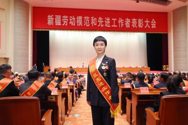 贺娇龙再获表彰