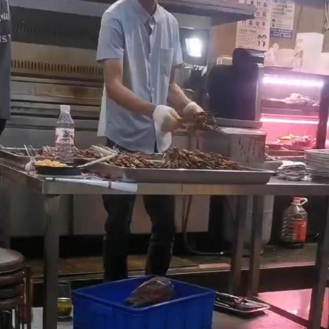 官方回应泔水桶捞出肉串再烤
