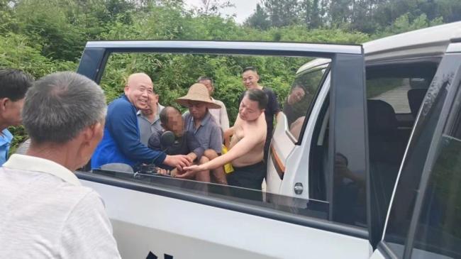 警犬进山历时20余小时救4人 生命接力展现人间大爱