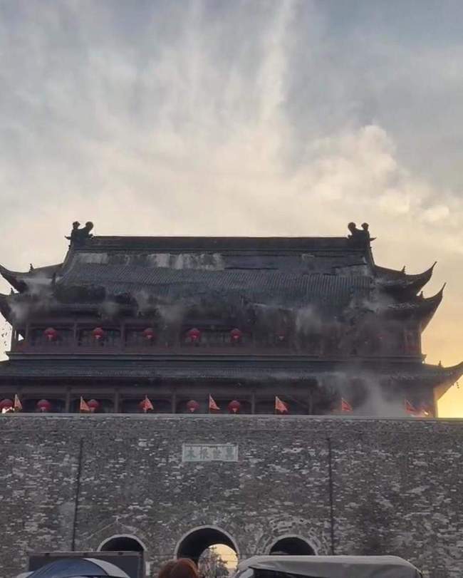 官方：鼓楼坍塌楼宇部分为“假古董” 重建瓦片脱落无伤亡