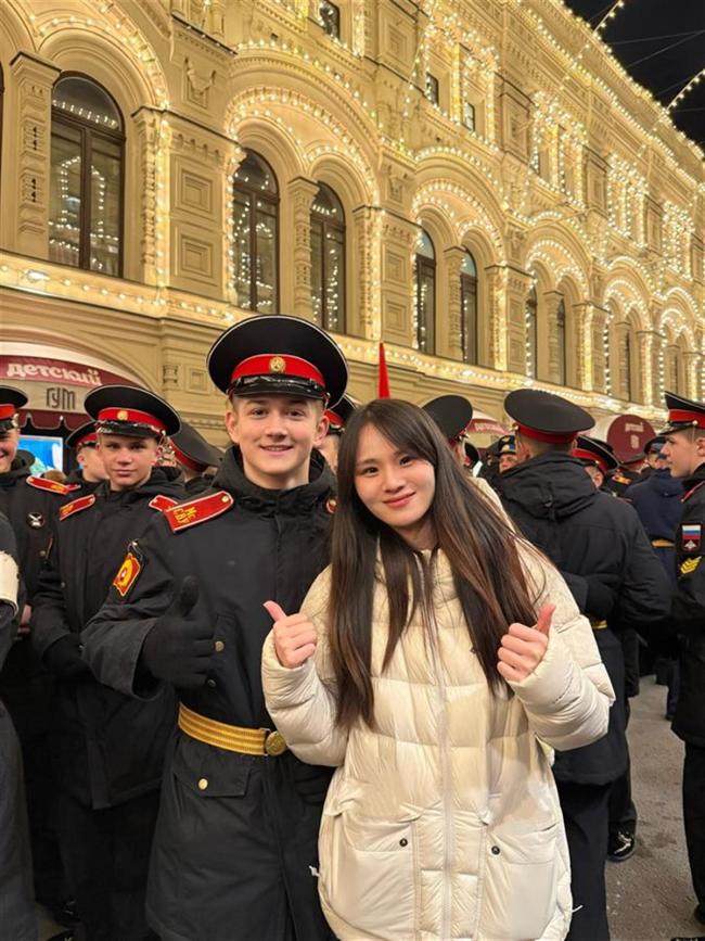 俄罗斯仪仗队少年送中国姑娘袖章 珍贵友谊见证