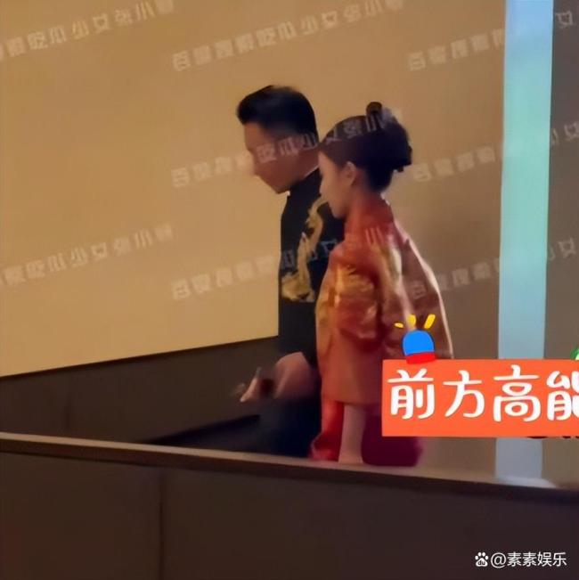 汪小菲婚礼现场曝光 新娘用手挡镜头 新婚喜悦溢于言表