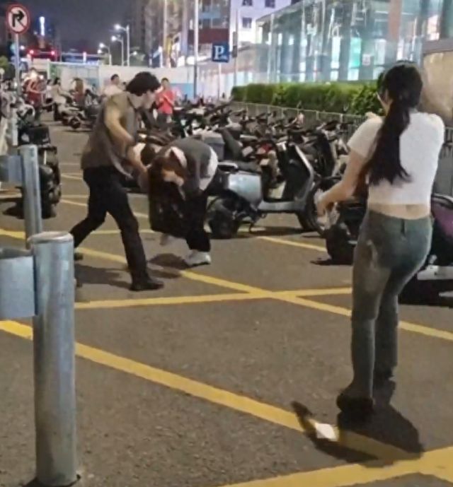 女子拒绝乘车遭摩的司机殴打 律师：涉嫌寻衅滋事罪