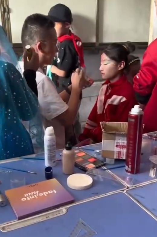 揉面式化妆！甘肃男老师给学生化妆1分钟10个