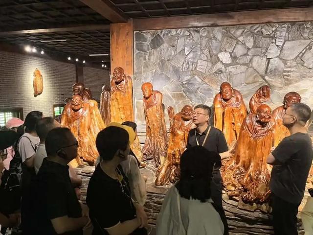 文旅局长亲自带团，“去年考了导游证”