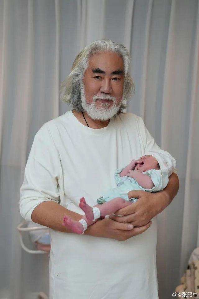 “我不会跑 我是张纪中”,张纪中撞车与事主唠嗑叹负担重