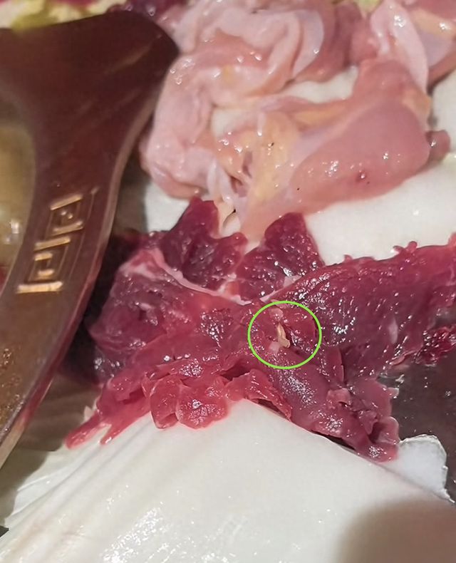 知名火锅店：已报警！网友发视频“生肉有活虫在蠕动”