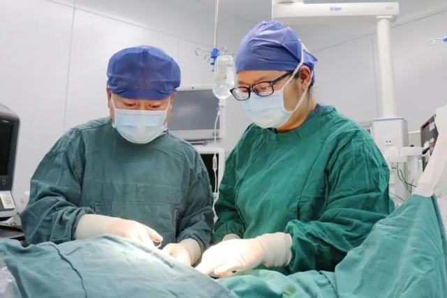 男子自爆“像女人一样，乳房竟发育了”，医生：一月接诊5例
