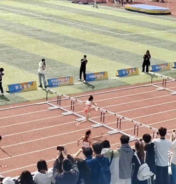 吴艳妮打破首都高校女子100栏纪录，世界排名跃升至21位