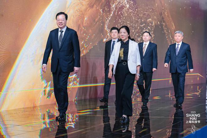 AI赋能科学红毯，机器人与科学家在虚实之间叩问“科学精神”