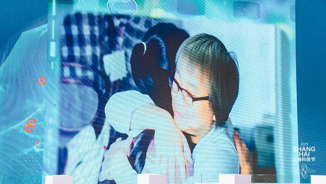 AI赋能科学红毯，机器人与科学家在虚实之间叩问“科学精神”