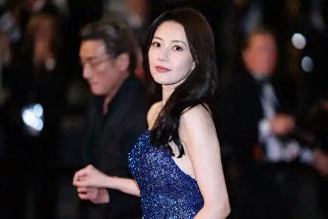 高圆圆戛纳生图太美了 宝蓝色抹胸长裙闪耀红毯