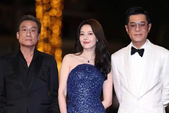 高圆圆戛纳生图太美了 宝蓝色抹胸长裙闪耀红毯