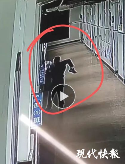 曝一小学老师打孩子还威胁要从3楼扔下，当地警方已立案