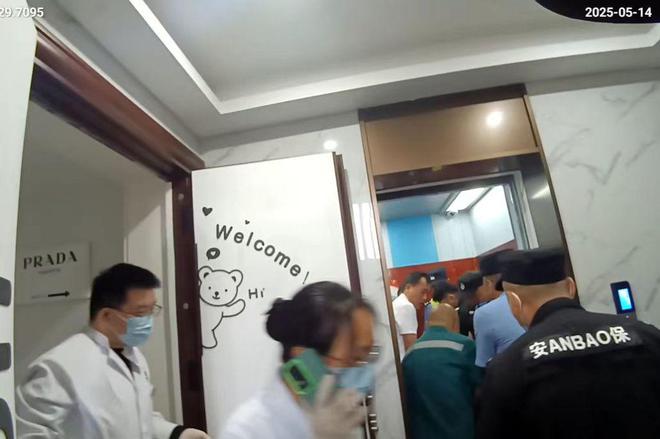男子服用头孢后饮酒应酬致昏迷在家，救援人员破门施救后脱险