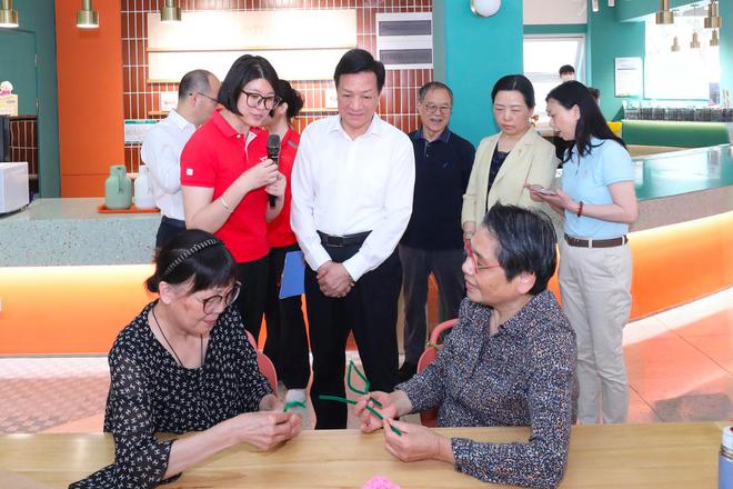 上海市政协主席胡文容走访看望市政协委员