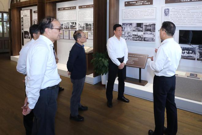 上海市政协主席胡文容走访看望市政协委员